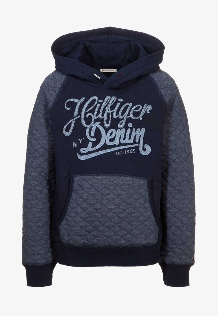 Felpa con cappuccio blu navy con texture trapuntata sulle maniche e tasca. Presenta il logo "Hilfiger Denim" in azzurro chiaro sul davanti.
