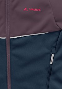 Kleurgeblokte jas, met een donkerblauwe ondersectie en een paarse bovensectie. Gemaakt van een gladde stof met een volledige rits en logo detail.