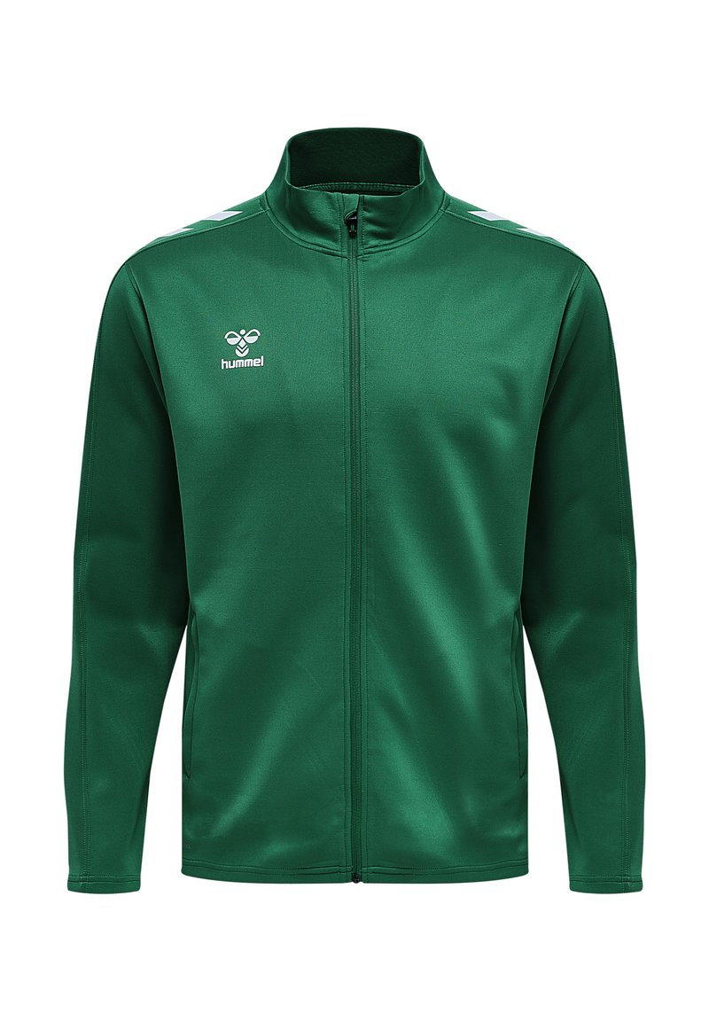 Veste de sport verte en tissu lisse. Caractéristiques d'un col haut, fermeture éclair sur toute la longueur à l'avant et bandes blanches sur les épaules. Logo de la marque affiché.