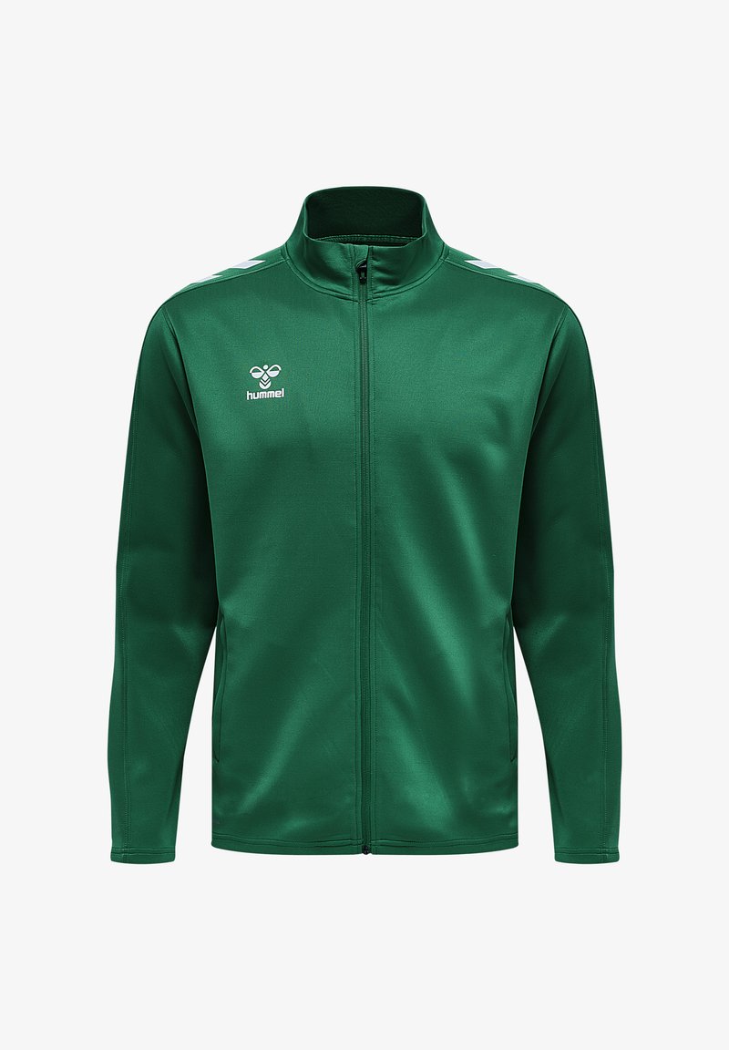 Veste de sport verte en tissu lisse. Caractéristiques d'un col haut, fermeture éclair sur toute la longueur à l'avant et bandes blanches sur les épaules. Logo de la marque affiché.