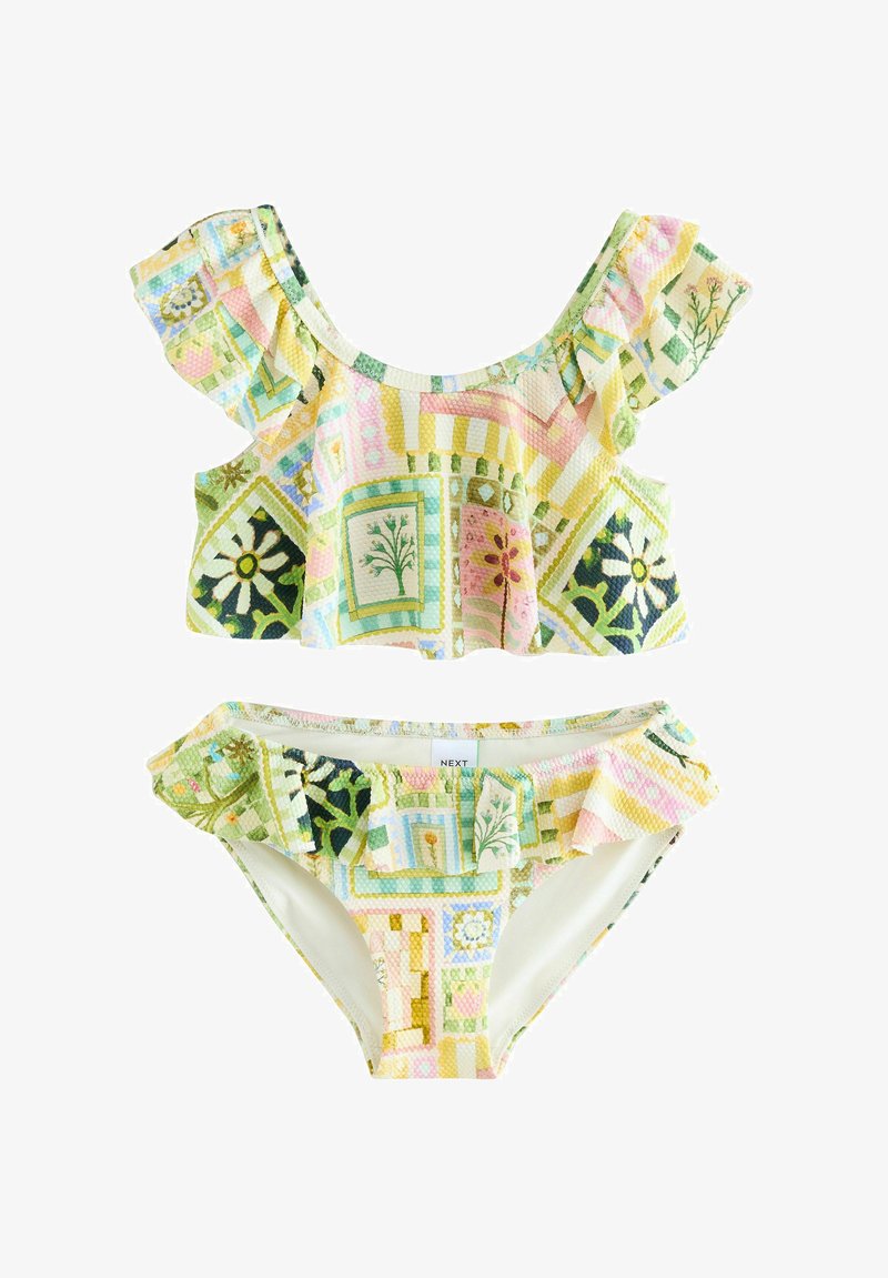 Maillot de bain deux pièces avec motifs floraux et géométriques pastel, haut volanté épaules dénudées, et culotte de bikini volantée assortie.
