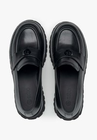 Czarne skórzane loafersy z zaokrąglonym noskiem, ozdobnym paskiem, tłoczonym logo oraz solidną podeszwą. Gładka tekstura i elegancki design.
