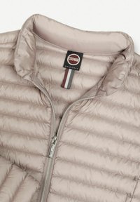 Lichtbeige gewatteerde jas met een opstaande kraag en een ritssluiting aan de voorkant, voorzien van een Colmar Originals merketiket aan de binnenkant van de kraag.