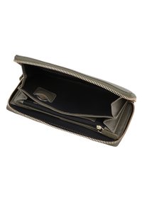 Rektangulært olivengrønt pung med gyldent lynlås, lomme med lynlås indvendigt og flere rum mod en hvid baggrund.