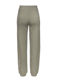 Heledad hallhalli, millel on mugav lõike ja elastne vöökoht. Tähtis detail: vasakul jalal on valge värviga trükitud "SAND" tekst.