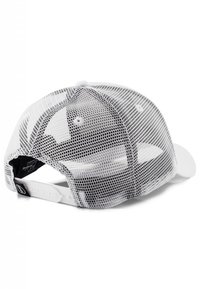 Casquette de baseball en mesh blanche avec un visière blanche solide. Dotée d'une fermeture à pression et d'un tissu texturé. Des trous de ventilation à l'arrière sont visibles.