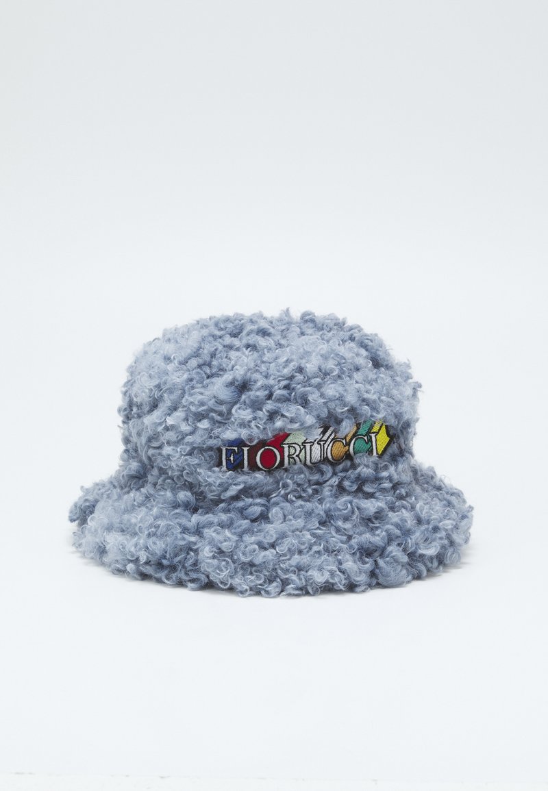 Chapeau seau texturé bouclé bleu clair avec un patch logo "Fiorucci" coloré sur le devant, présenté sur un fond blanc uni.
