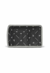 Portemonnee met een grijze stoffen buitenkant en een zwarte binnenkant, voorzien van een herhaald logo patroon, meerdere kaartsleuven en drukknoopsluiting.