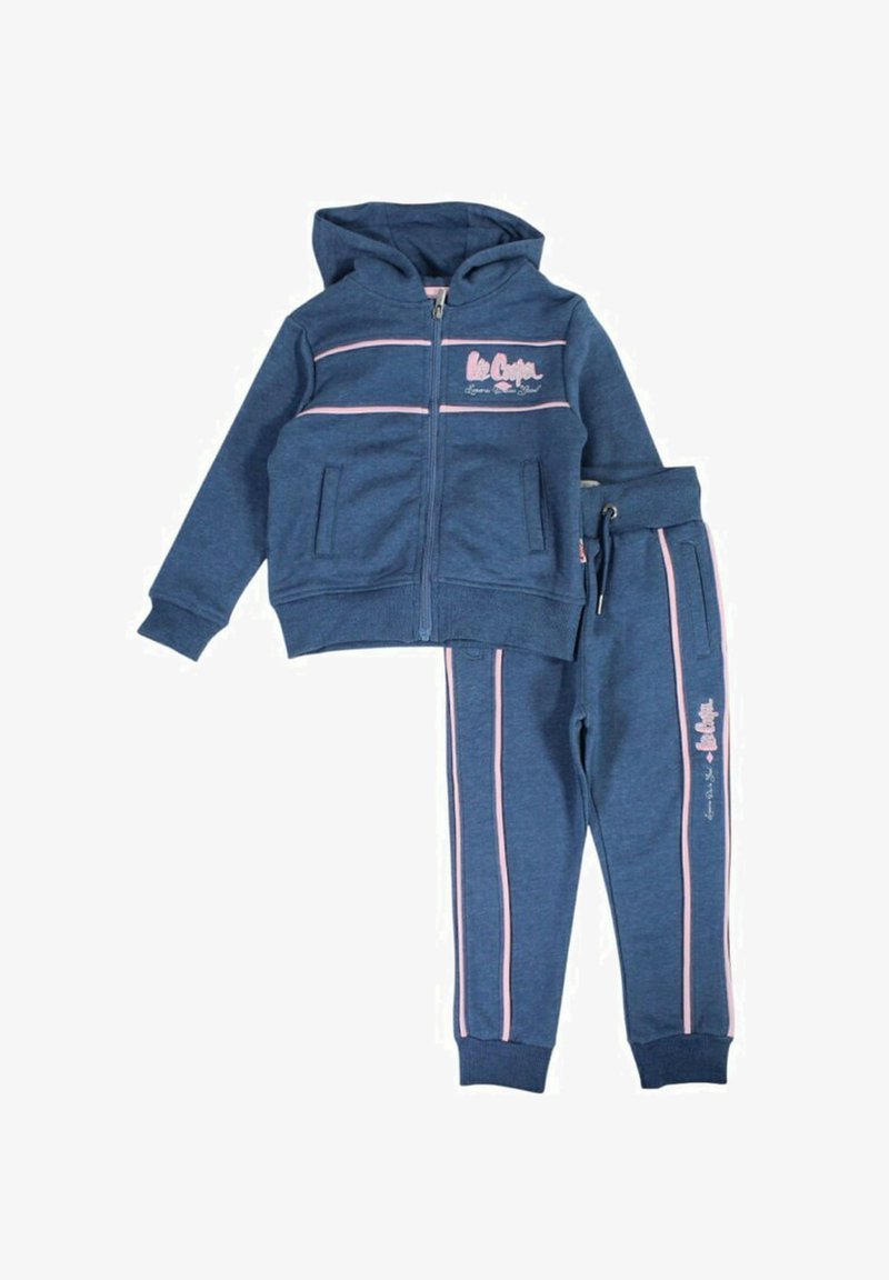 Survêtement pour enfants bleu avec des rayures roses, sweat à capuche zippé intégralement, et pantalon à taille élastique avec logo "Lee Cooper" et poches latérales.