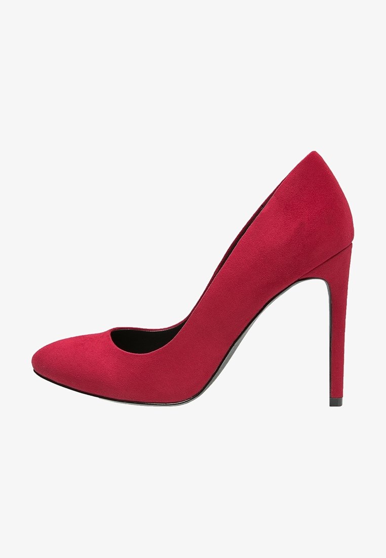 Escarpin en daim rouge avec un bout pointu et une silhouette élancée. La chaussure présente une texture lisse et un talon aiguille fin.