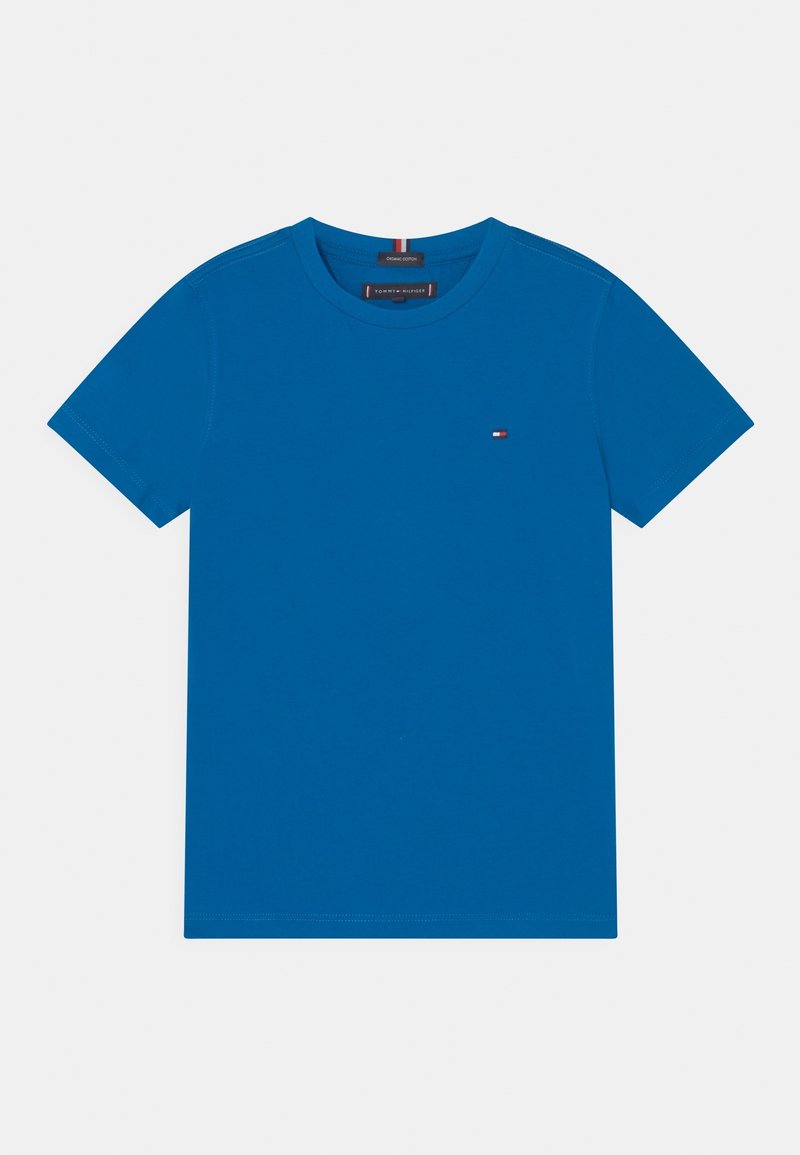 Camiseta de cuello redondo de manga corta en color azul con pequeño logo de bandera de Tommy Hilfiger en el lado izquierdo del pecho y etiqueta de algodón orgánico en el cuello.