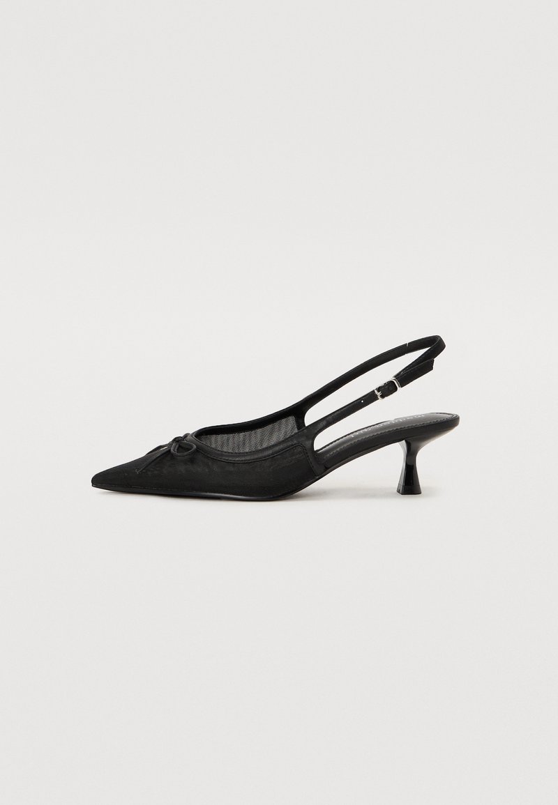 Sapato slingback preto com bico arredondado, detalhe discreto de laço e salto bloco baixo; feito de tecido texturizado com laterais recortadas.