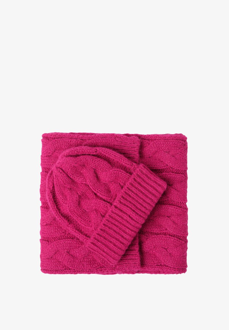Conjunto de gorro y bufanda de punto en color rosa que presenta un patrón de trenzas. La bufanda es gruesa y tiene bordes acanalados, ofreciendo calidez y textura.