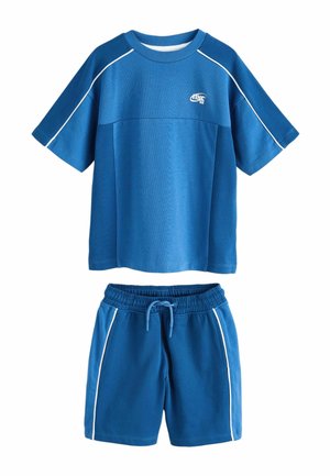 Blaues Kindersportset mit kurzärmligem Rundhalsshirt und Shorts mit elastischem Bund, beide mit weißen Paspel-Details.