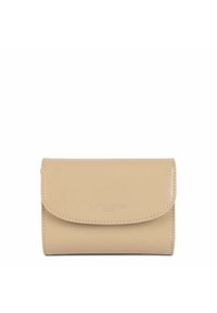 Portefeuille en cuir beige avec un rabat arrondi, logo en relief à l'avant et bords surpiqués. Forme rectangulaire compacte, texture lisse.
