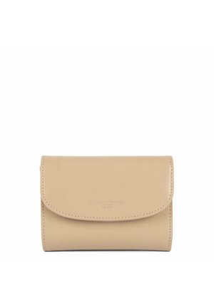 Portefeuille en cuir beige avec un rabat arrondi, logo en relief à l'avant et bords surpiqués. Forme rectangulaire compacte, texture lisse.