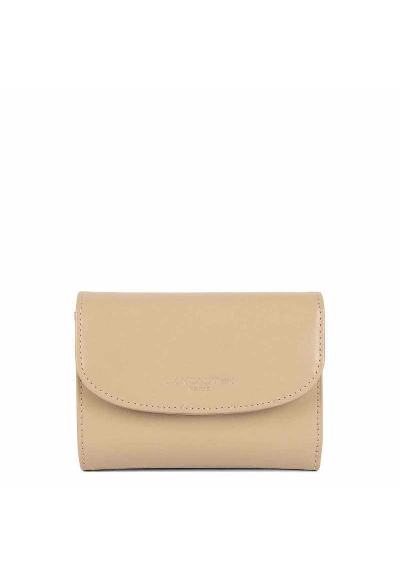Portefeuille en cuir beige avec un rabat arrondi, logo en relief à l'avant et bords surpiqués. Forme rectangulaire compacte, texture lisse.