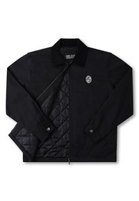 Μαύ ρο μπουφάν με επένδυση από καπιτονέ ύφασμα, μανσέτες με κουμπιά και γιακά. Διαθέτει κυκλικό έμβλημα στο αριστερό στήθος. Κλείνει με φερμουάρ.