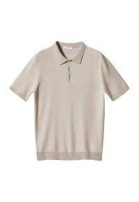 Polo de manga corta beige hecho de tejido de punto, con un cuello estándar, tapeta de tres botones y una textura sutil en toda la prenda.