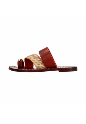 Rode leren slip-on sandaal met twee brede banden en geweven beige stoffen details. Plat zool met een minimalistisch ontwerp en subtiele stiksels.