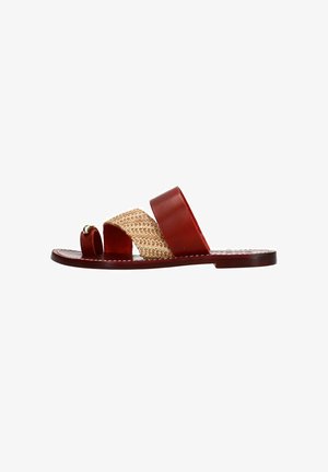 Rode leren slip-on sandaal met twee brede banden en geweven beige stoffen details. Plat zool met een minimalistisch ontwerp en subtiele stiksels.
