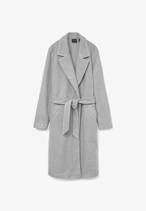 Šviesiai pilkas, vidutinio ilgio paltas iš minkštos medžiagos, su įpjovimu apykakle, surišamu diržu ir dviem šoninėmis kišenėmis. Prigludusi, laisvo tipo siluetas.