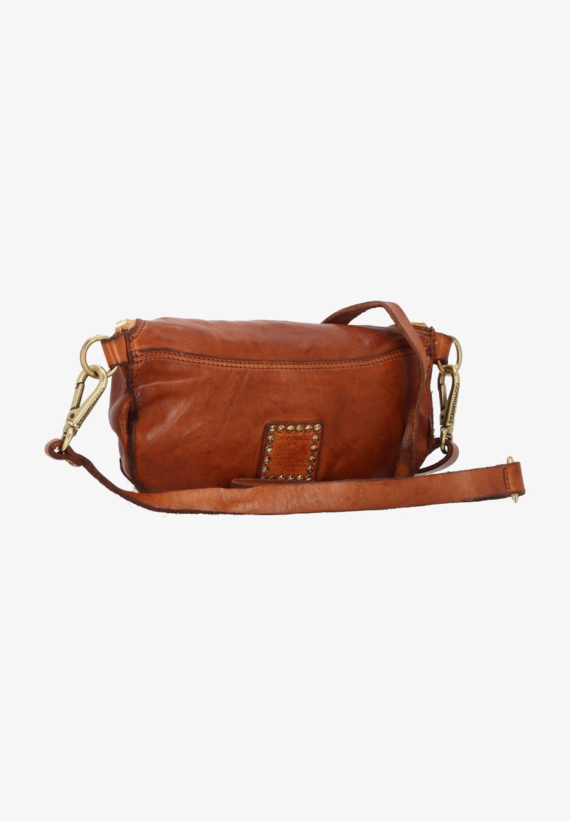 Borsa a tracolla in pelle marrone con superficie testurizzata, accessori in oro e dettagli borchiati. Presenta una tracolla rimovibile e una chiusura con zip.