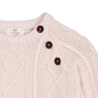 Suéter de punto rosa claro con un patrón de diamante texturizado, detalles de trenzado y tres botones marrones en el hombro.