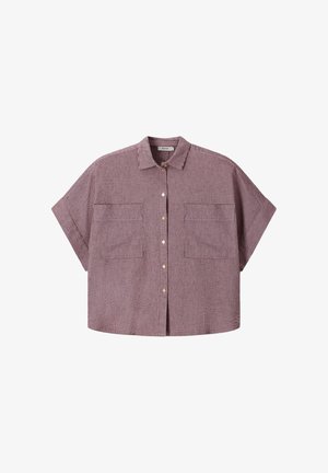 Kort mouwen overhemd met fijne rood-witte verticale strepen, twee borstzakken en een kraag, plat gelegd op een witte achtergrond.