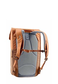 Mochila naranja y gris con panel trasero acolchado, correas de hombro ajustables y correa en el pecho, vista desde la parte trasera.