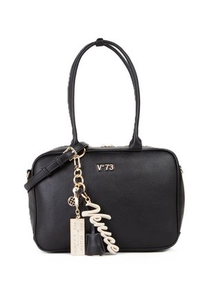 Zwarte rechthoekige leren handtas met dubbele handvatten, afneembare riem, gouden logo "V°73" en decoratieve sleutelhanger met bedels en het woord "Veruca".