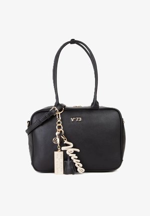 Bolso rectangular de cuero negro con doble asa, correa desmontable, logo dorado "V°73" y llavero decorativo con charms y la palabra "Veruca".