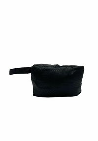 Borsa nera in tessuto con un design testurizzato. Struttura morbida, chiusura con zip e una maniglia laterale per un facile trasporto.