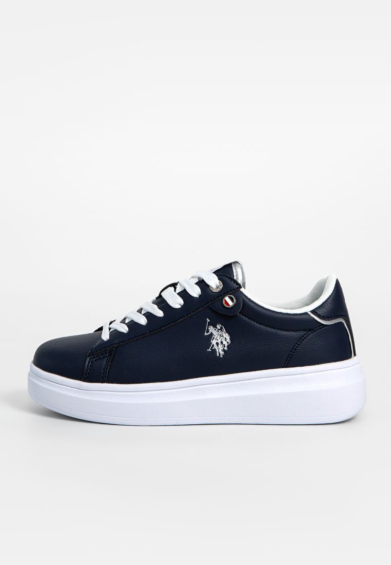 Baskets en simili cuir bleu marine avec semelle en caoutchouc blanc, lacets blancs et logo brodé. Détail d'œillet laqué près des lacets.