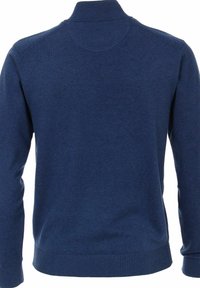 Granatowy sweter z dzianiny z wysokim kołnierzem, ściągaczowymi mankietami i dołem. Gładka tekstura, długie rękawy i widok z tyłu.