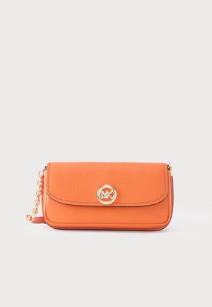 Clutch de cuero naranja con logo MK dorado en la solapa y cadena dorada como correa, sobre un fondo blanco liso.