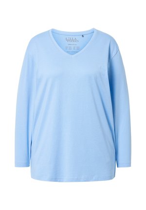 Camisa de manga larga de cuello en V de color azul claro hecha de una tela suave. Presenta un ajuste relajado, con una etiqueta visible en el interior del escote.