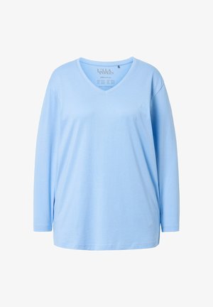 Chemise V à manches longues de couleur bleu clair, fabriquée en tissu doux. Présente une coupe décontractée, avec une étiquette visible à l'intérieur de l'encolure.