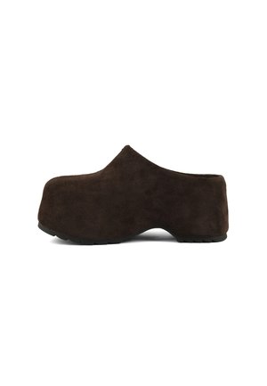 Sabot en daim brun foncé avec un bout arrondi, une semelle plateforme épaisse et une arche moulée pour un soutien supplémentaire.