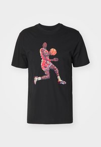 Černé bavlněné tričko s barevným grafikou basketbalisty ve skoku, který drží basketbal. Standardní střih s kulatým výstřihem.