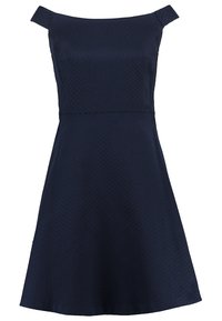Marineblaues Kleid mit tailliertem Oberteil, schulterfreien Trägern und ausgestellt Rock. Der strukturierte Stoff weist ein dezentes Diamantmuster auf.