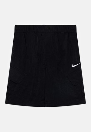 Zwarte Nike cargoshorts met elastische tailleband, knoopsluiting, zijzakken en wit Nike swoosh-logo op het rechterbeen.