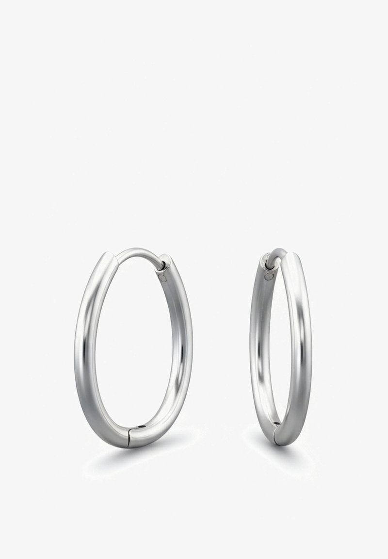 Set glanzende zilveren oorringen met scharnierklem, licht ovaal van vorm, weergegeven tegen een witte achtergrond.
