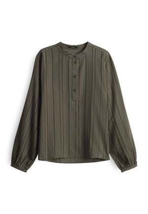 Blusa verde oliva in tessuto leggero, con maniche lunghe, scollatura rotonda, chiusura con bottoni davanti e motivo a righe verticali.