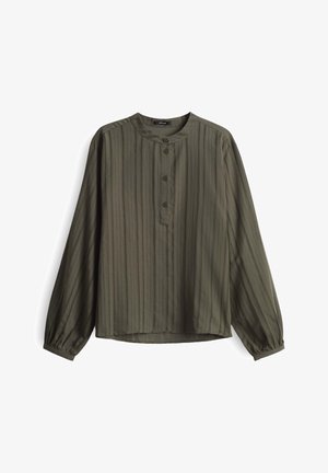 Olivegrüne Bluse aus leichtem Material, mit langen Ärmeln, rundem Halsauschnitt, knöpfbarem Vorderteil und vertikalem Nadelstreifenmuster.