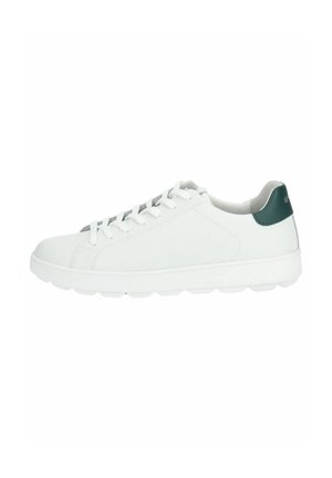 Baskets basses blanches en cuir avec des lacets blancs et un passant de talon vert foncé, affichées sur un fond blanc.