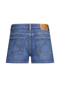 Pantaloni di jeans corti in blu sbiadito con vita alta, caratterizzati da due tasche posteriori con cuciture curve e un'etichetta in cuoio marrone sulla vita.