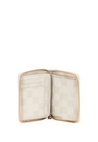 Portafoglio in pelle crema con interno a scacchi, chiusura ZIP, multiple fessure per carte e una finitura liscia e testurizzata.