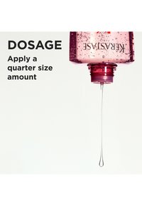 Botella rectangular rosa con tapa abatible que dispensa un líquido transparente. Texto junto a la botella especifica la dosis: "Aplicar una cantidad del tamaño de un cuarto."