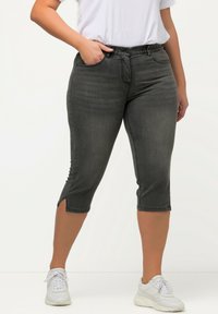 Ulla Popken CORSAIRE SARAH 5 POCHES AVEC BAS DE JAMBE FENDU - Shorts vaqueros - anthracite